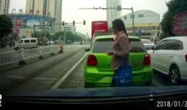 坐公交车拍到的爆料视频,惊现城市交通乱象，网友热议！”